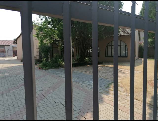 5 BEDROOM FREESTANDING FOR SALE IN STILFONTEIN EXT 4
